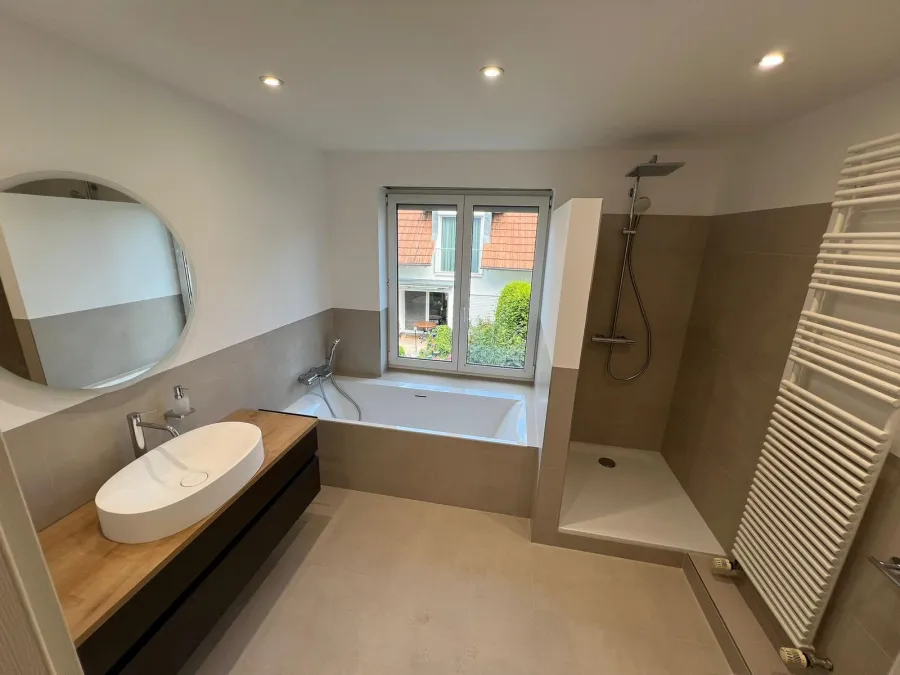 Bad mit Wanne unter Fenster, begehbarer Dusche und ovalem Aufsatzwaschbecken
