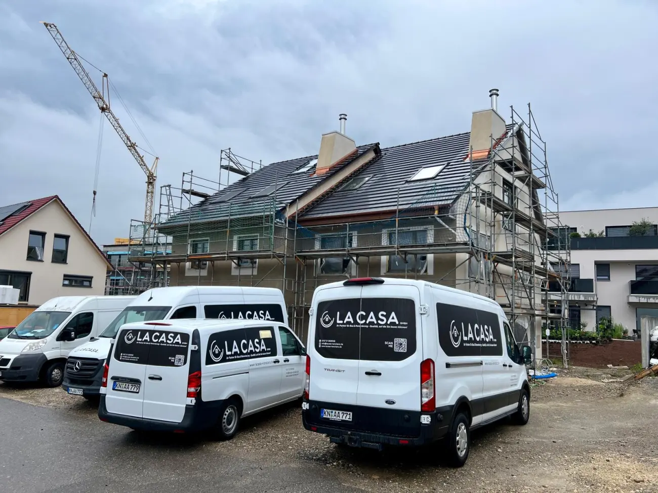 LA CASA Firmenfahrzeuge vor Ort bei einer Sanierung