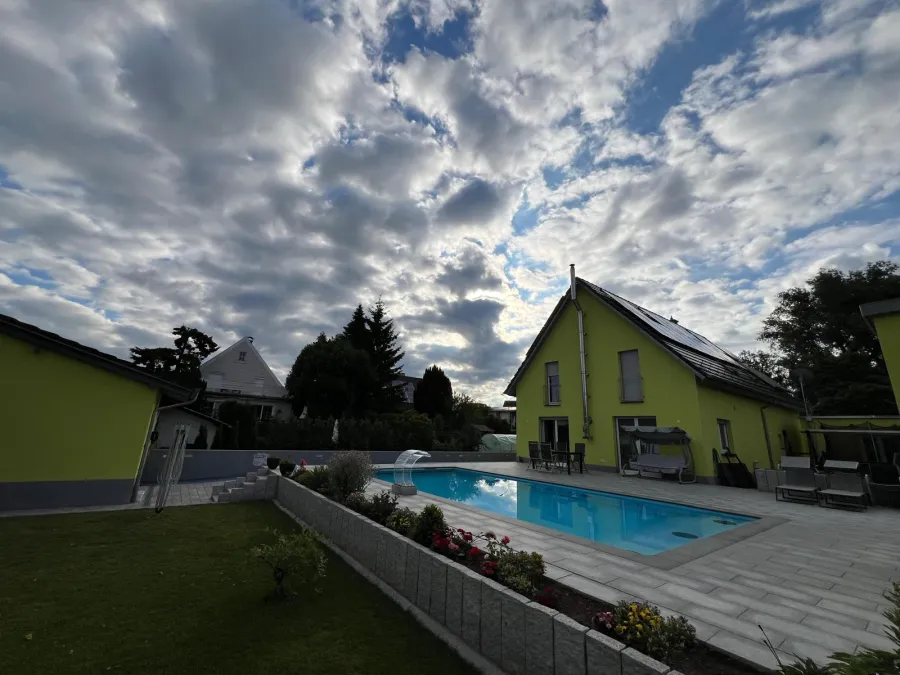 Terrassenfläche und Außenanlage an einem Wohnhaus