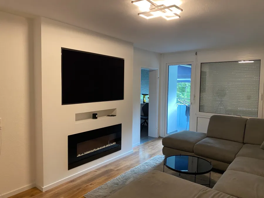 Fertig ausgebauter Wohnbereich mit TV-Wand, Innenausbau Singen und Umgebung