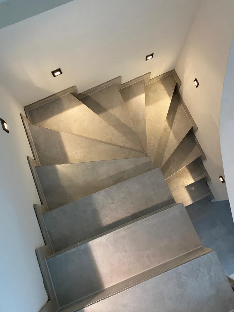 Sanierte Treppe mit neuem Fliesenbelag